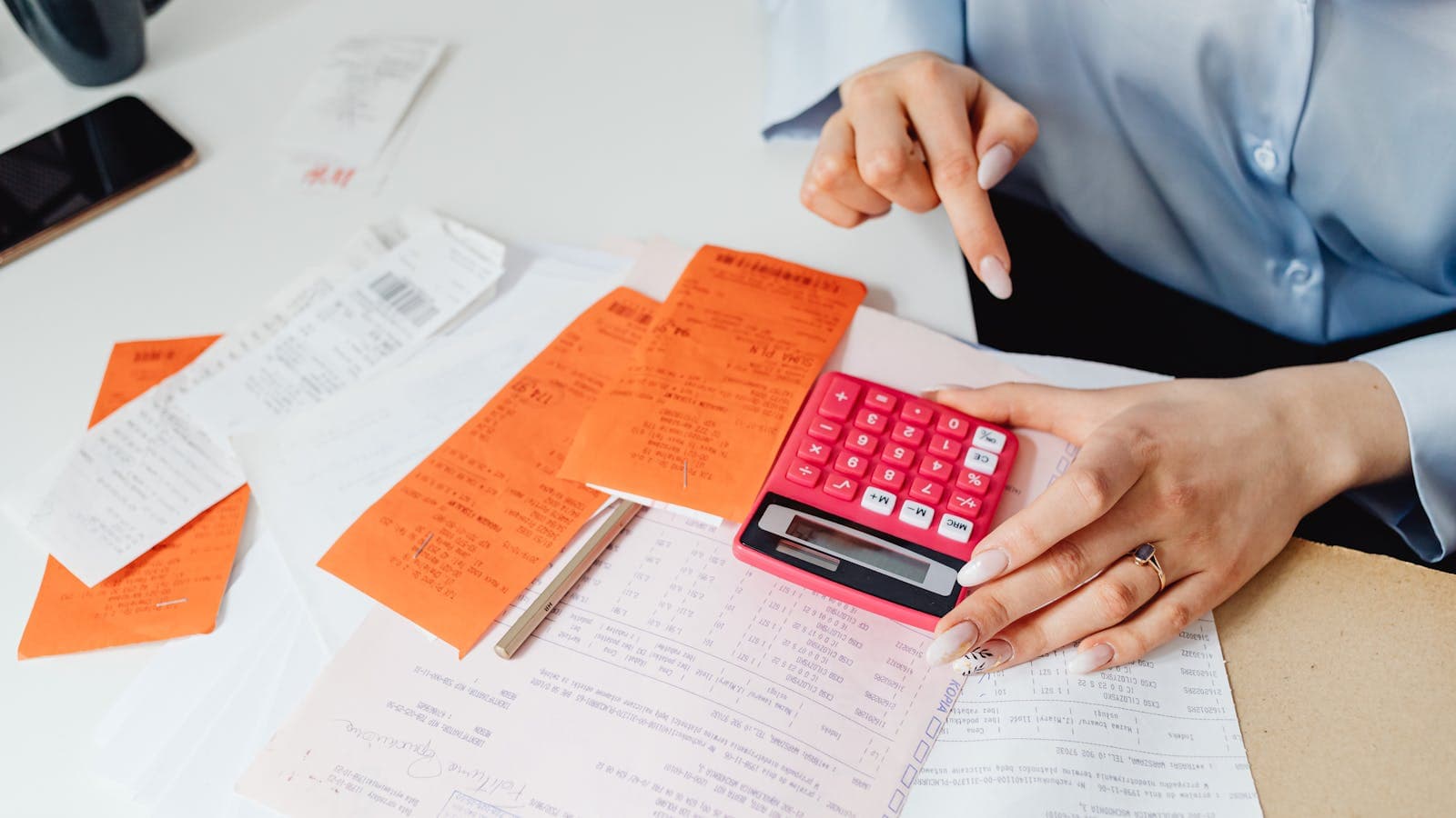 Recibos y calculadora para revisar gastos de empresa