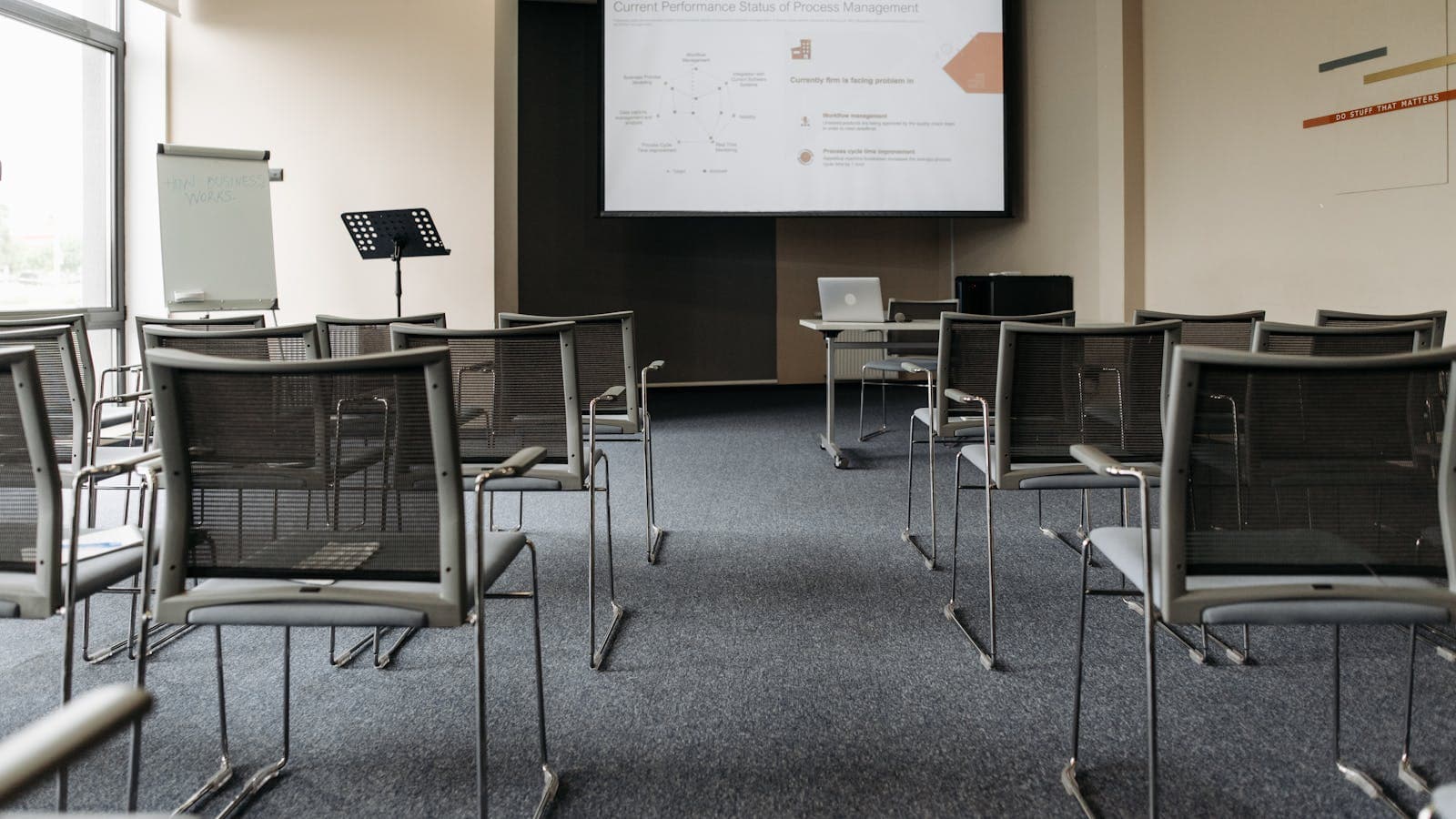 Sala de capacitación preparada para trabajadores