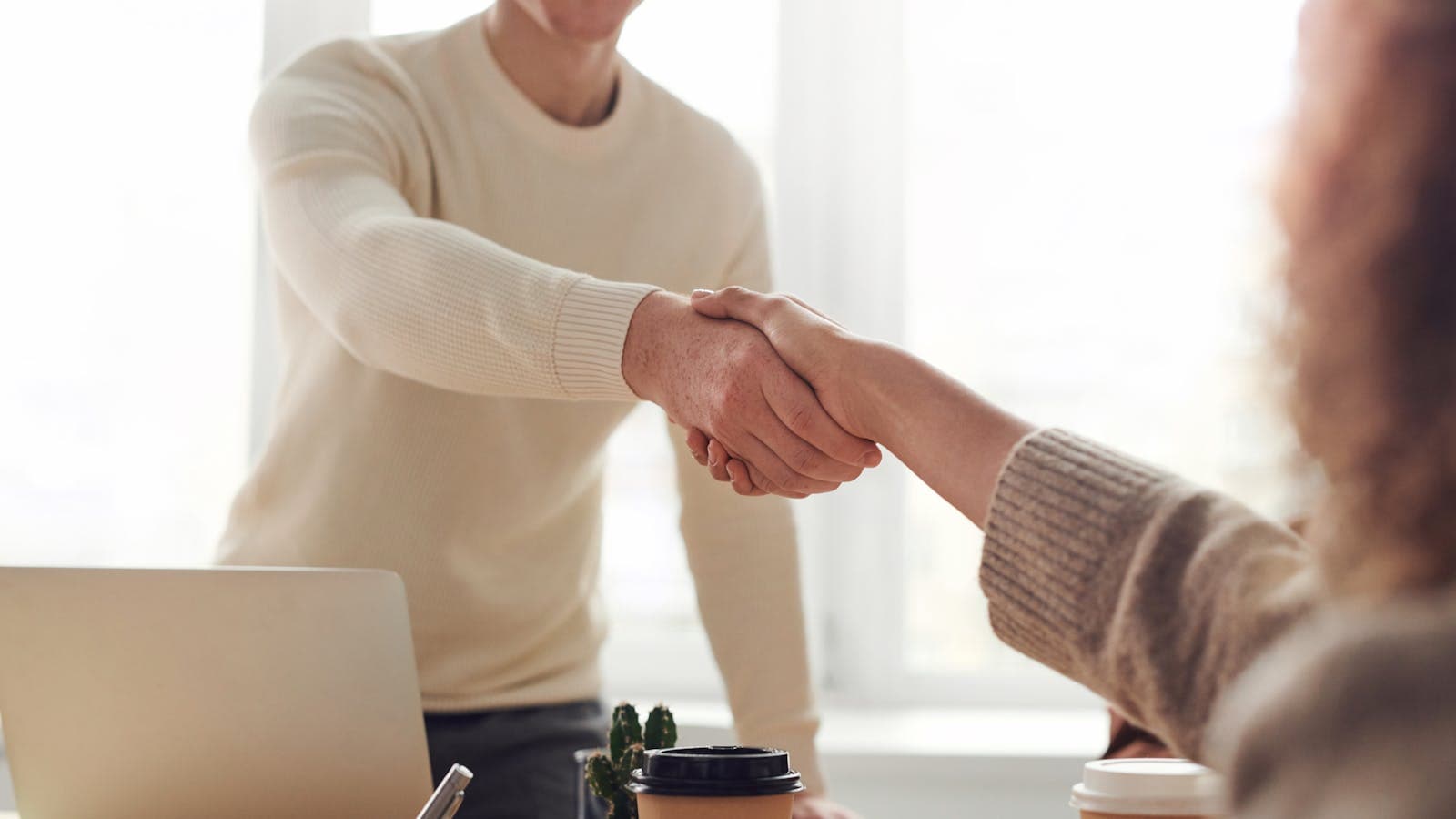 Dos personas comparando documentos sobre una mesa para elegir entre EIRL y SpA