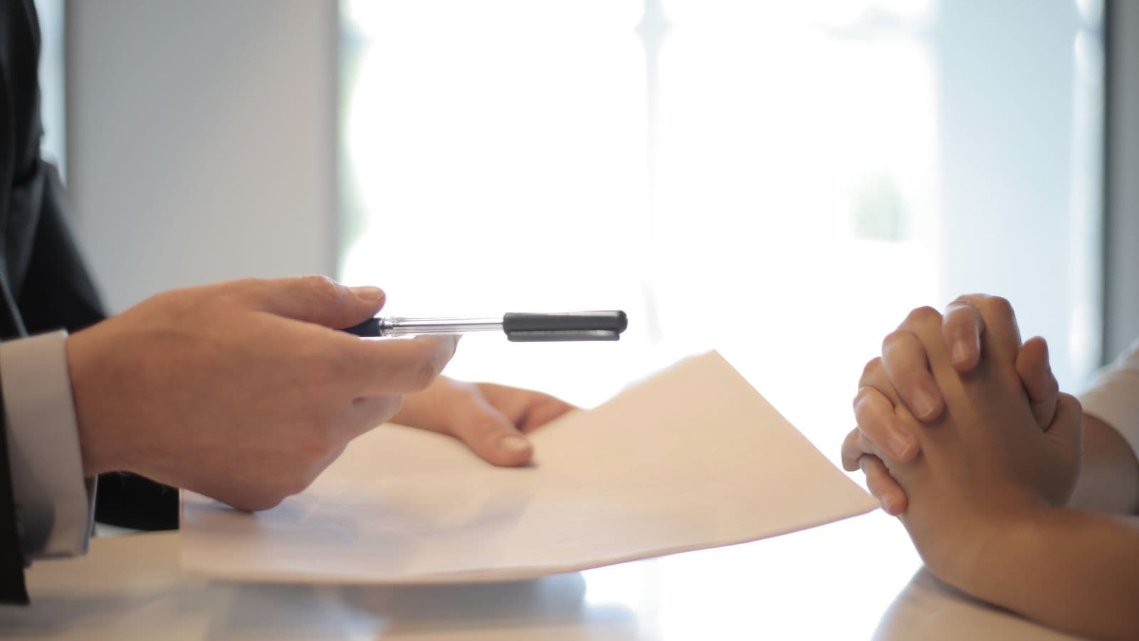 Trabajador revisando documentos de seguridad laboral en una empresa