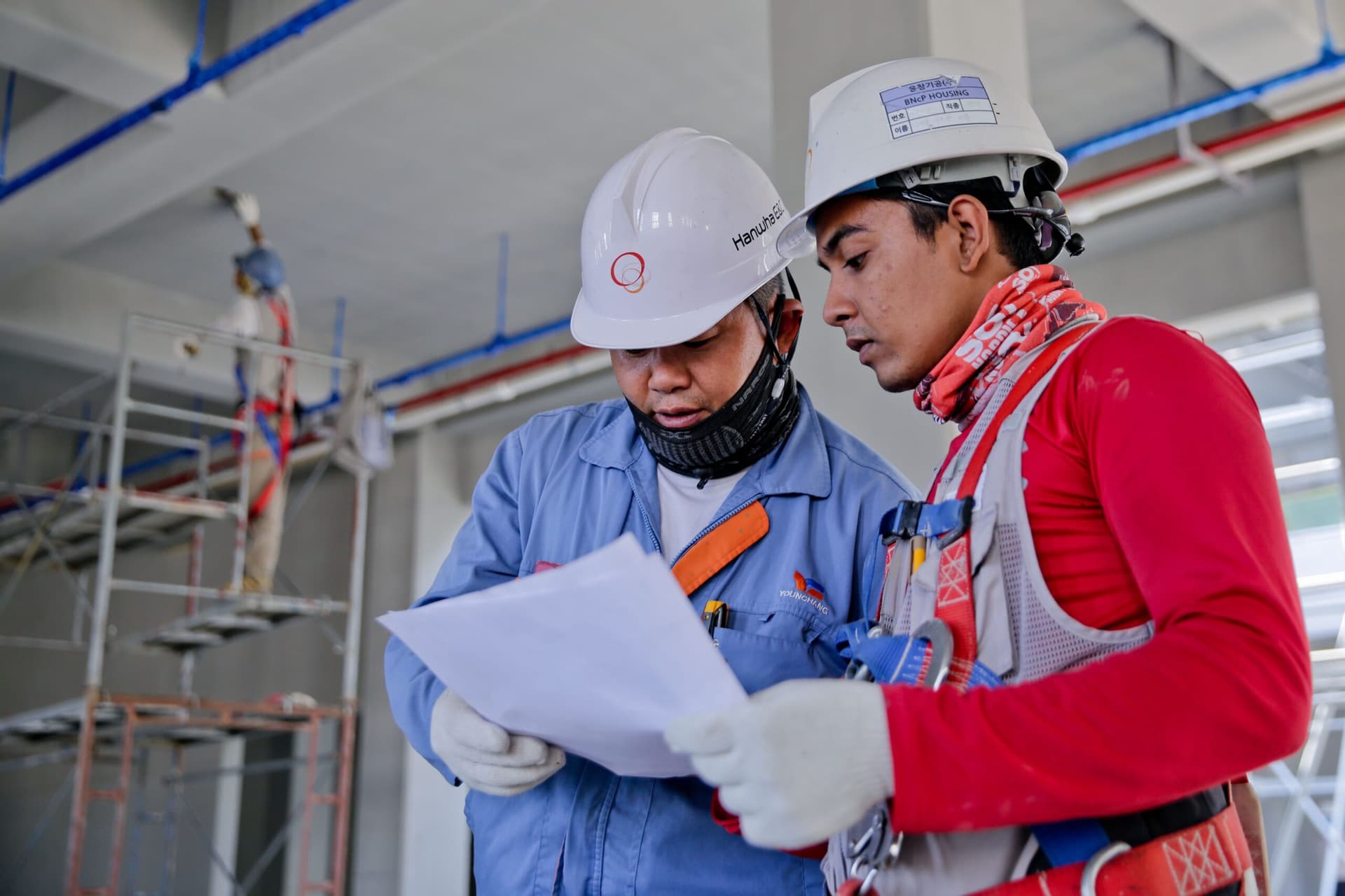 Trabajadores con casco de seguridad en una obra bajo régimen de subcontratación