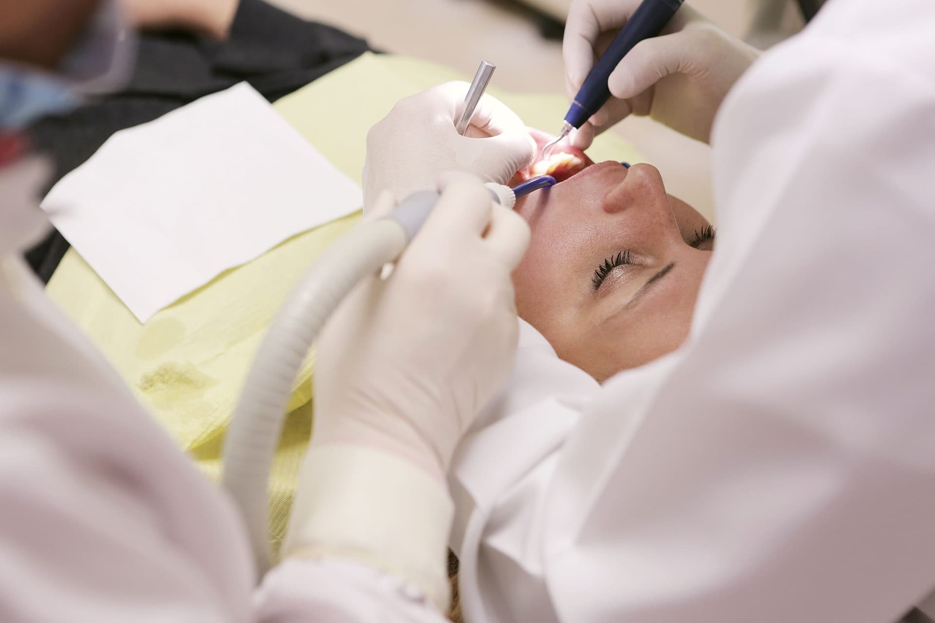Box de clínica dental con sillón odontológico, lámpara y equipamiento clínico